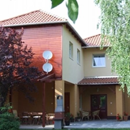 Ilona Apartmanhaz Komárom Екстериор снимка