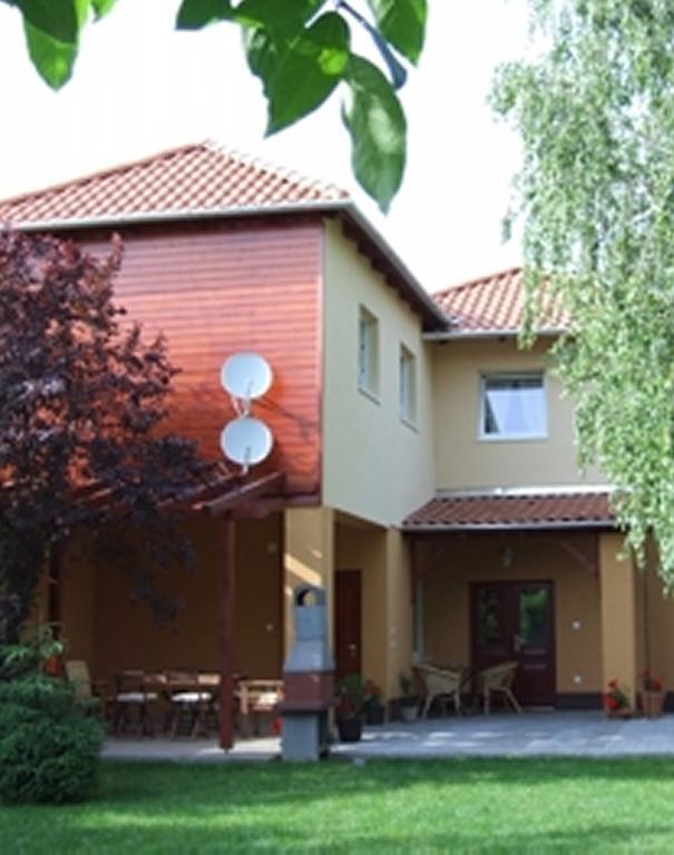 Ilona Apartmanhaz Komárom Екстериор снимка