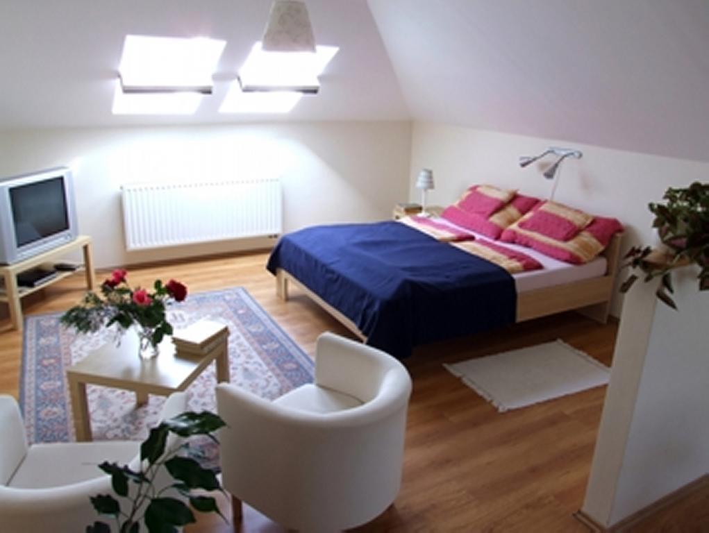 Ilona Apartmanhaz Komárom Стая снимка