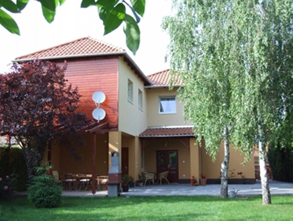 Ilona Apartmanhaz Komárom Екстериор снимка