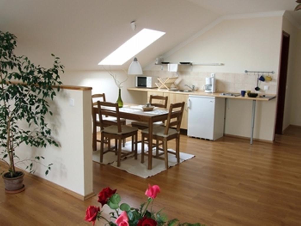 Ilona Apartmanhaz Komárom Стая снимка