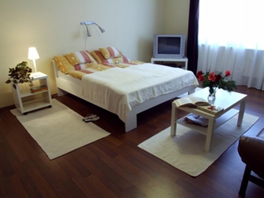 Ilona Apartmanhaz Komárom Стая снимка